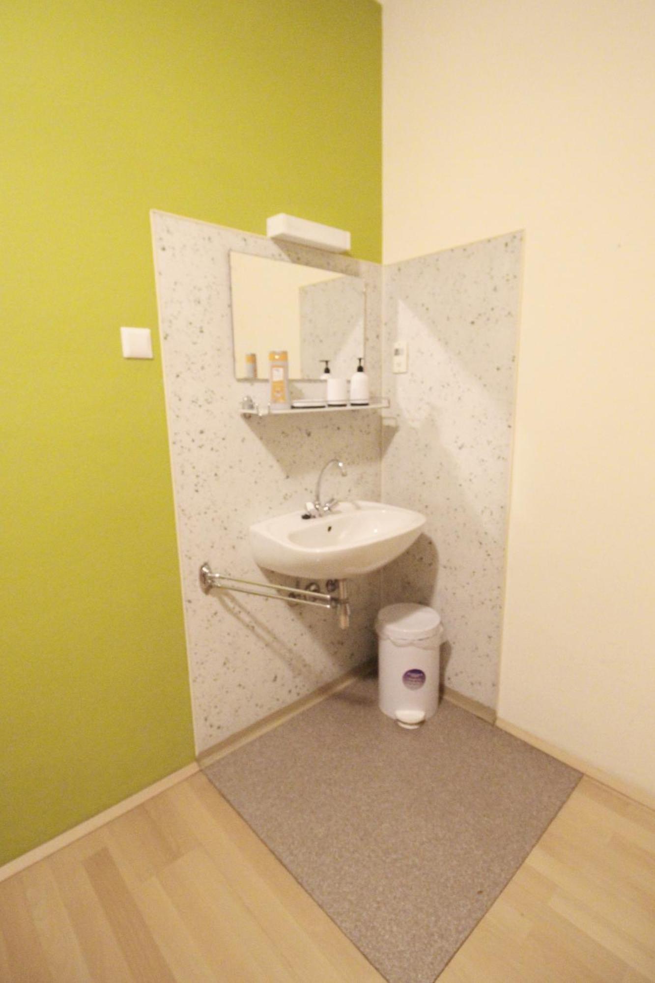 Gazde/Camere de închiriat Single In Hutteldorfer Strasse Area Viena
