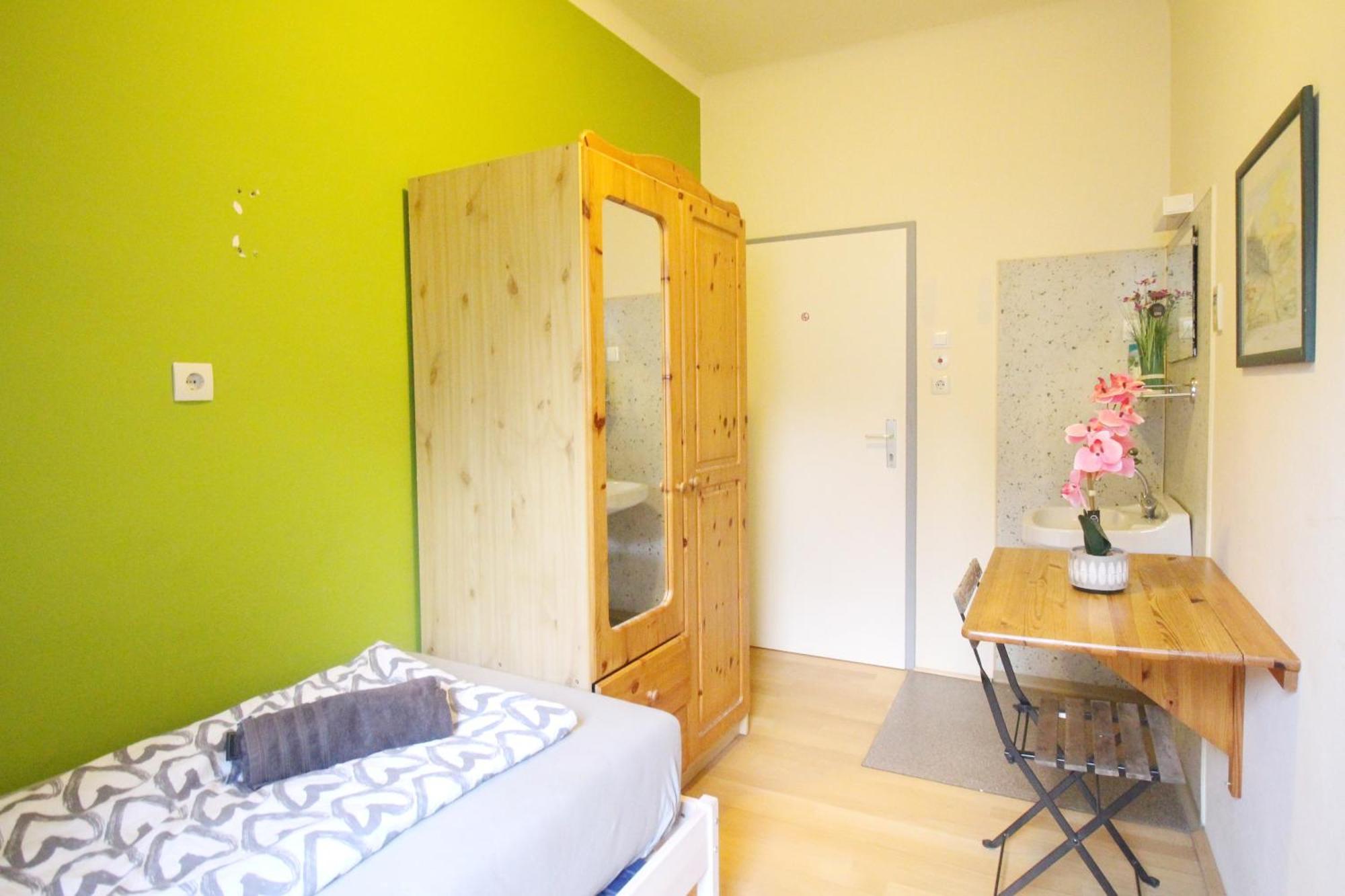 Gazde/Camere de închiriat Single In Hutteldorfer Strasse Area